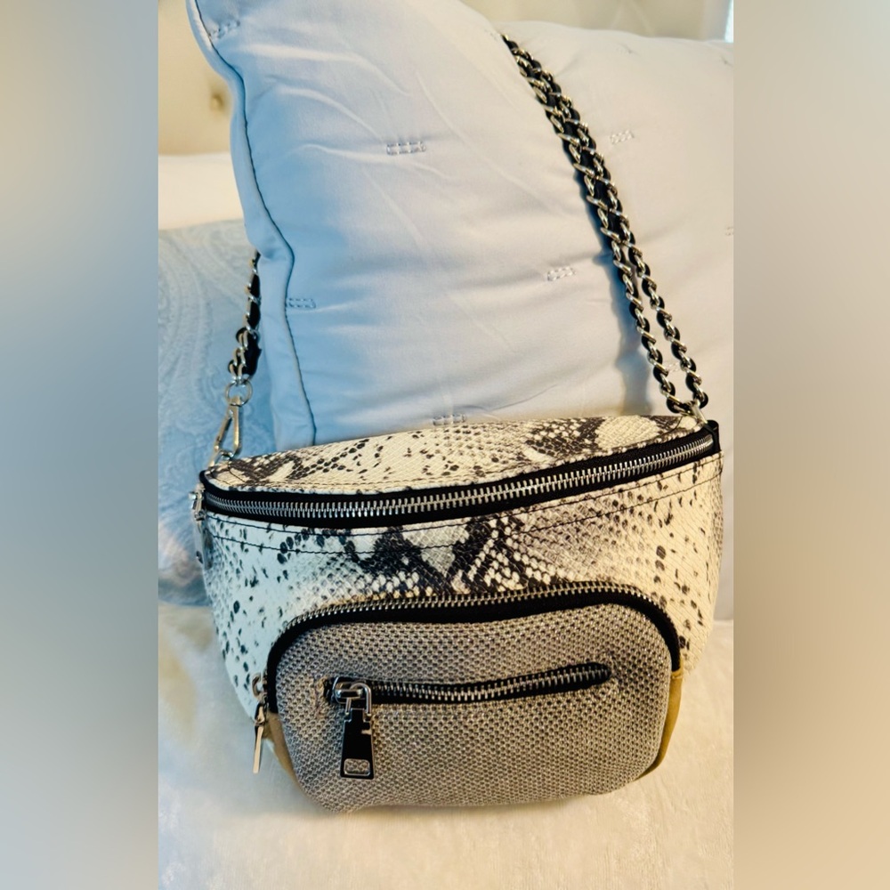 Steve Madden Snake Print Shoulder / Belt Bag in Black and Cream NWOT - Picture 13 of 15
